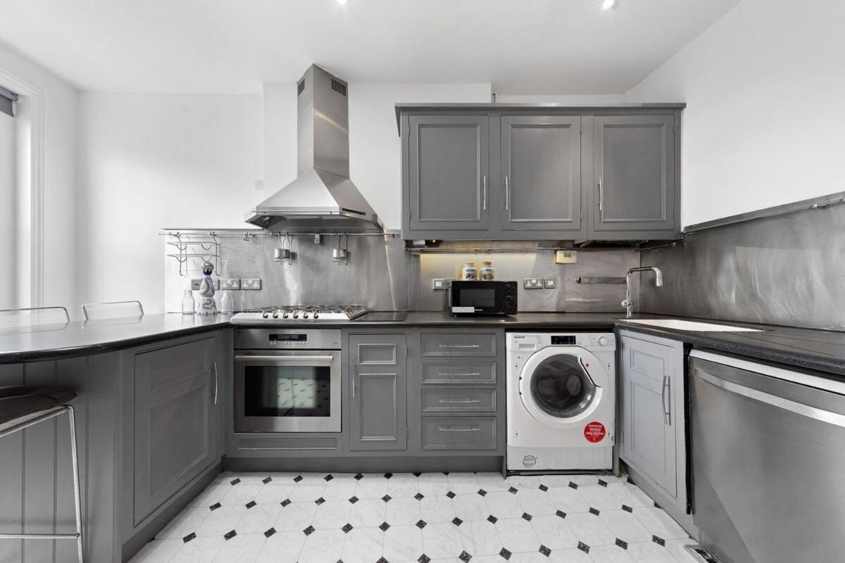 Spacious Sleep 11 With Terrace In Earls Court Ec99 Apartment