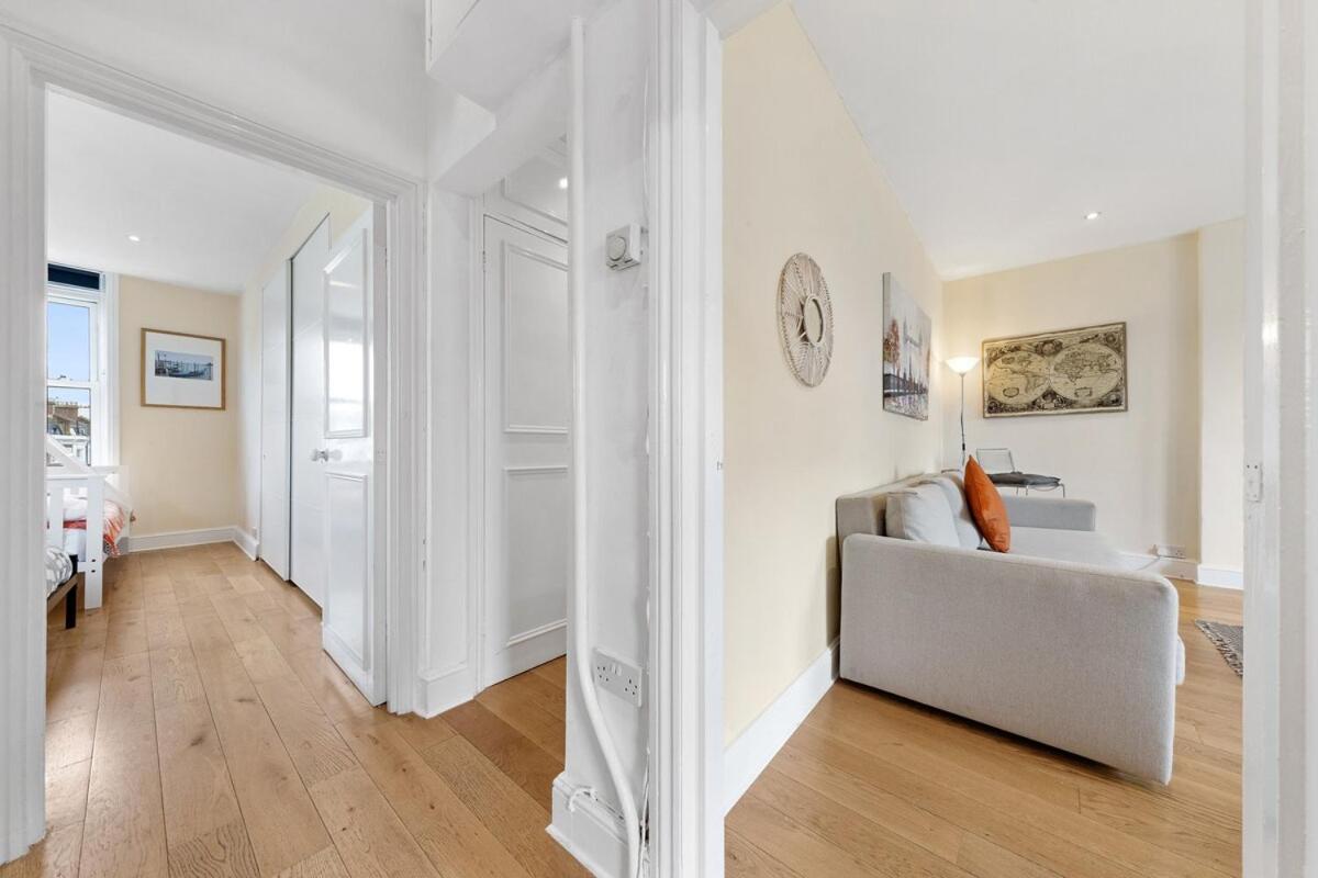 Apartment Spacious Sleep 11 With Terrace In Earls Court Ec99 London