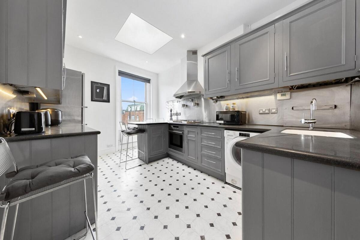 Apartment Spacious Sleep 11 With Terrace In Earls Court Ec99