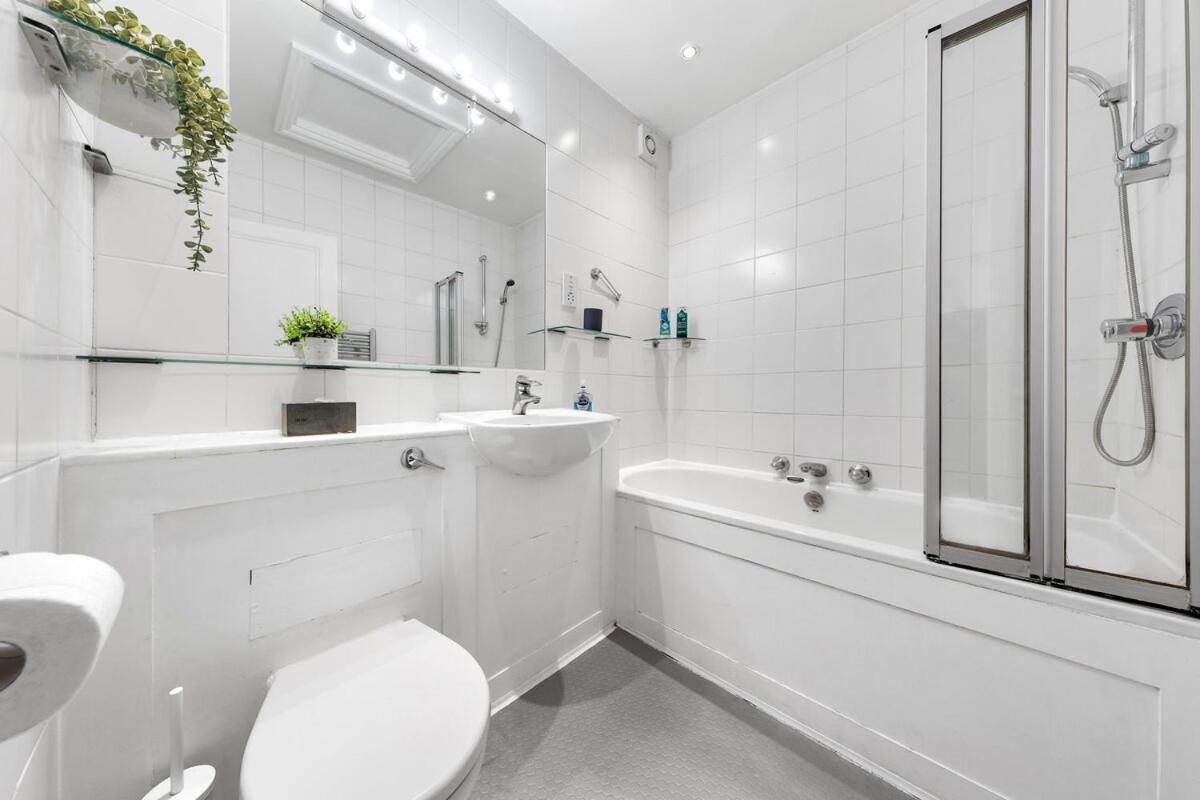 Apartment Spacious Sleep 11 With Terrace In Earls Court Ec99