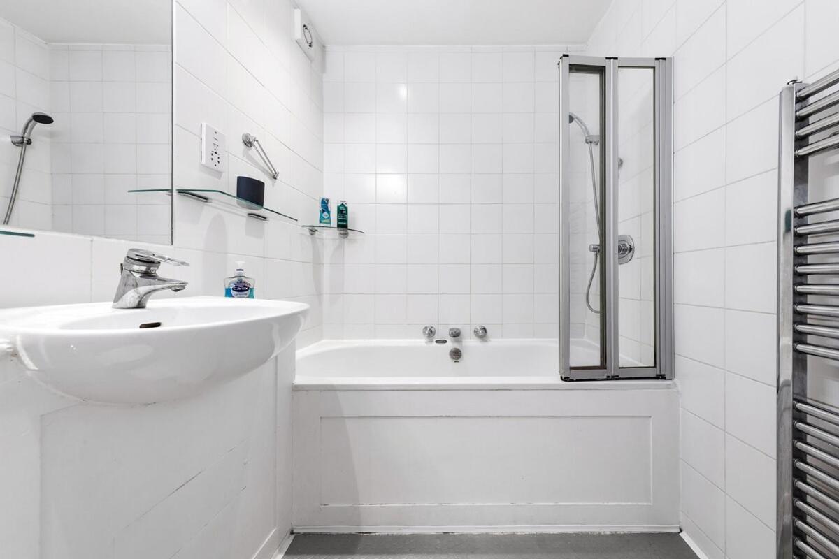 Spacious Sleep 11 With Terrace In Earls Court Ec99 Apartment London